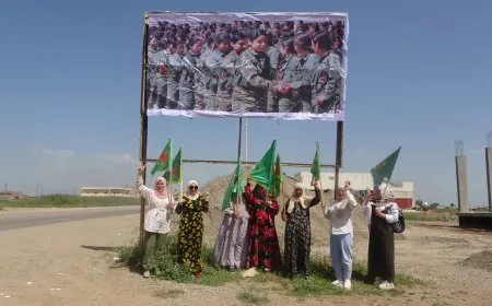 تعليق صور مقاتلات YPJ في مداخل جل آغا دعماً للاعتراف الرسمي بها