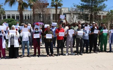 العاملون في القطاع الصحي بقامشلو يحتجون على قرار التمييز في رفع الرواتب