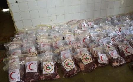 توزيع لحوم الأضاحي على عمال بلدية الشعب في تل تمر