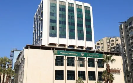 نقل موظفي الإعلام من دمشق لشرق سوريا يشعل الجدل ويثير تساؤلات سياسية وقانونية
