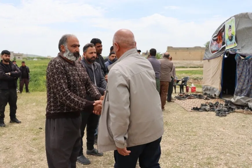 تقديم واجب العزاء لذوي شهيد في كوباني