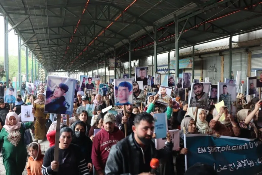 مسيرة حاشدة في كوباني للمطالبة بالإفراج عن الأسرى