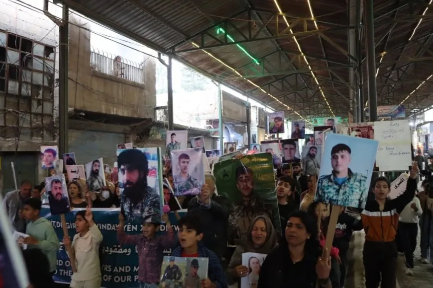 مسيرة حاشدة في كوباني للمطالبة بالإفراج عن الأسرى