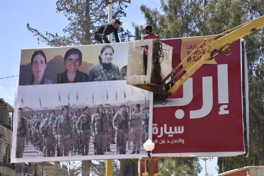 تعليق لافتات تحمل صور شهيداتYPJ  في الحسكة