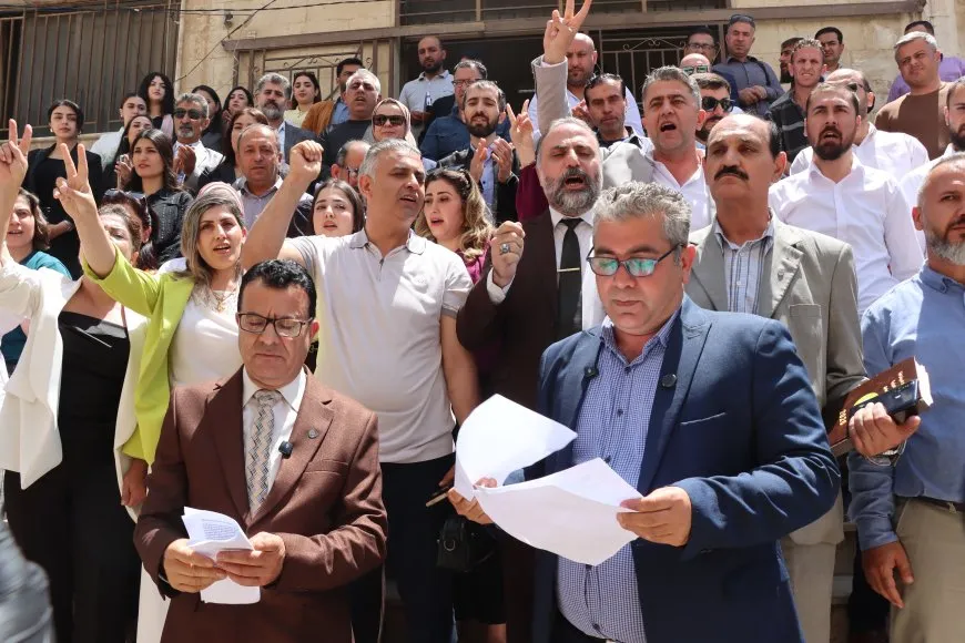 اتحاد المحامين في قامشلو يندد بإزالة اللغة الكردية من واجهتي قصري العدل