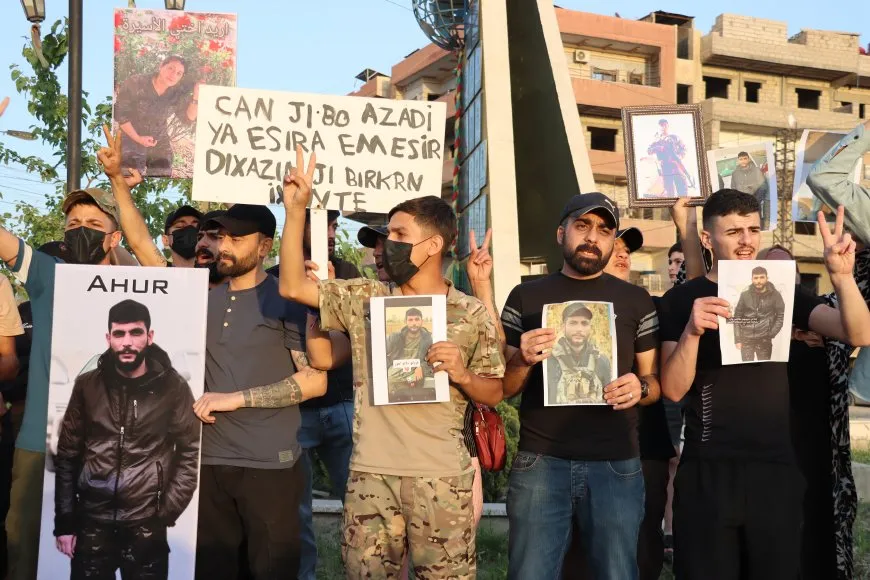 احتجاج لعائلات الأسرى في دوّار الشهداء الأمميين بقامشلو