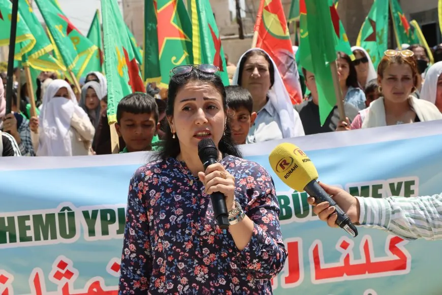 مسيرتان في كركي لكي وعامودا دعماً لـ YPJ وتطالبان بتمثيلها ضمن وزارة الدفاع