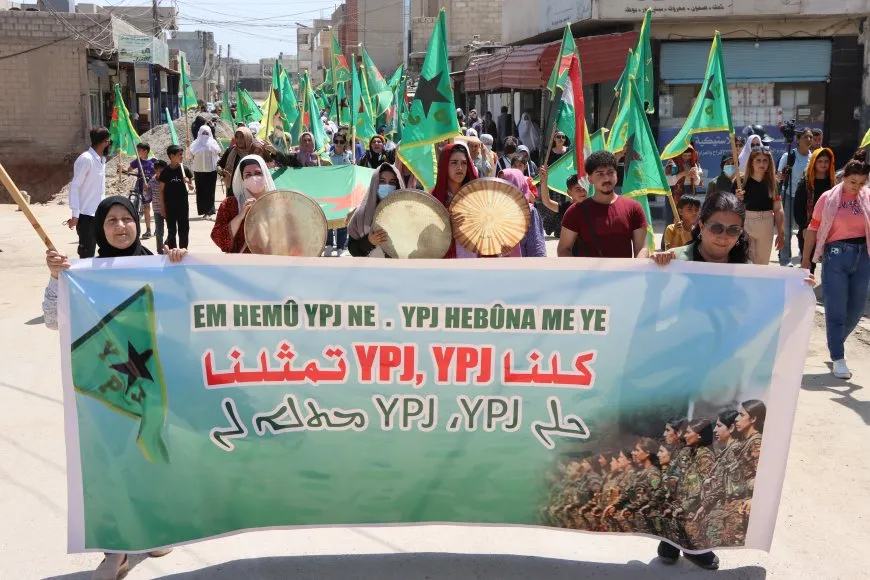 مسيرتان في كركي لكي وعامودا دعماً لـ YPJ وتطالبان بتمثيلها ضمن وزارة الدفاع