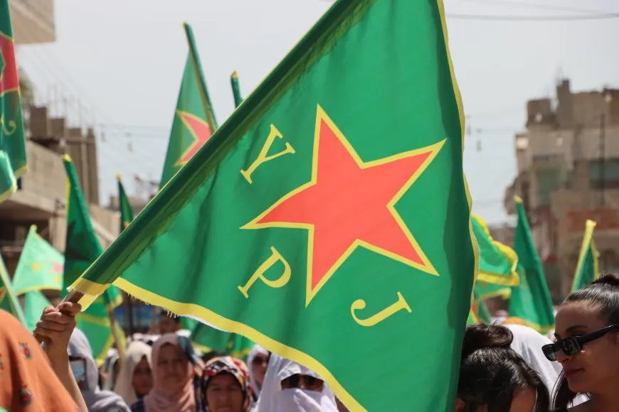 مسيرتان في كركي لكي وعامودا دعماً لـ YPJ وتطالبان بتمثيلها ضمن وزارة الدفاع