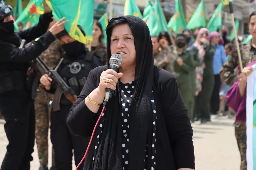 مسيرتان في كركي لكي وعامودا دعماً لـ YPJ وتطالبان بتمثيلها ضمن وزارة الدفاع