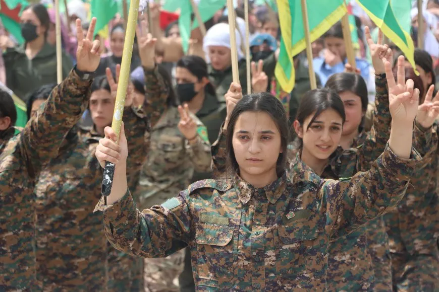 مسيرتان في كركي لكي وعامودا دعماً لـ YPJ وتطالبان بتمثيلها ضمن وزارة الدفاع
