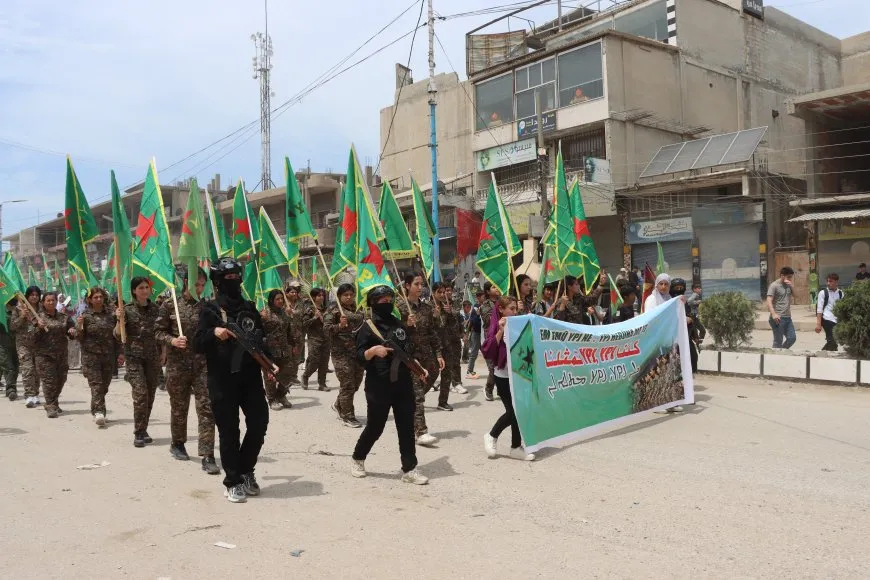 مسيرتان في كركي لكي وعامودا دعماً لـ YPJ وتطالبان بتمثيلها ضمن وزارة الدفاع