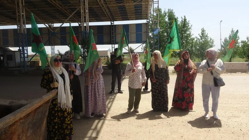 تعليق صور مقاتلات YPJ في مداخل جل آغا دعماً للاعتراف الرسمي بها