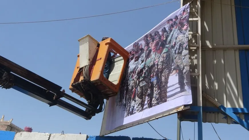 تعليق صور مقاتلات YPJ في مداخل جل آغا دعماً للاعتراف الرسمي بها
