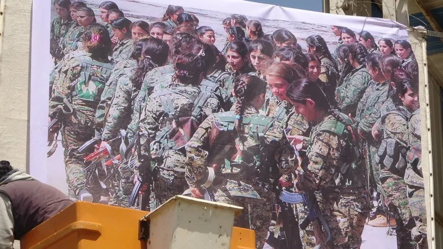 تعليق صور مقاتلات YPJ في مداخل جل آغا دعماً للاعتراف الرسمي بها