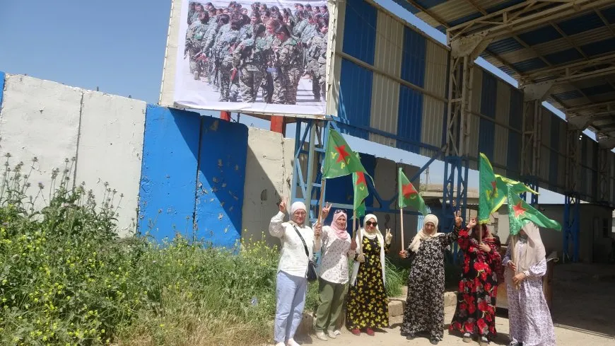تعليق صور مقاتلات YPJ في مداخل جل آغا دعماً للاعتراف الرسمي بها