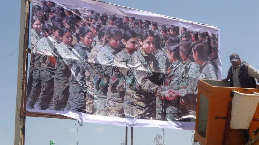 تعليق صور مقاتلات YPJ في مداخل جل آغا دعماً للاعتراف الرسمي بها