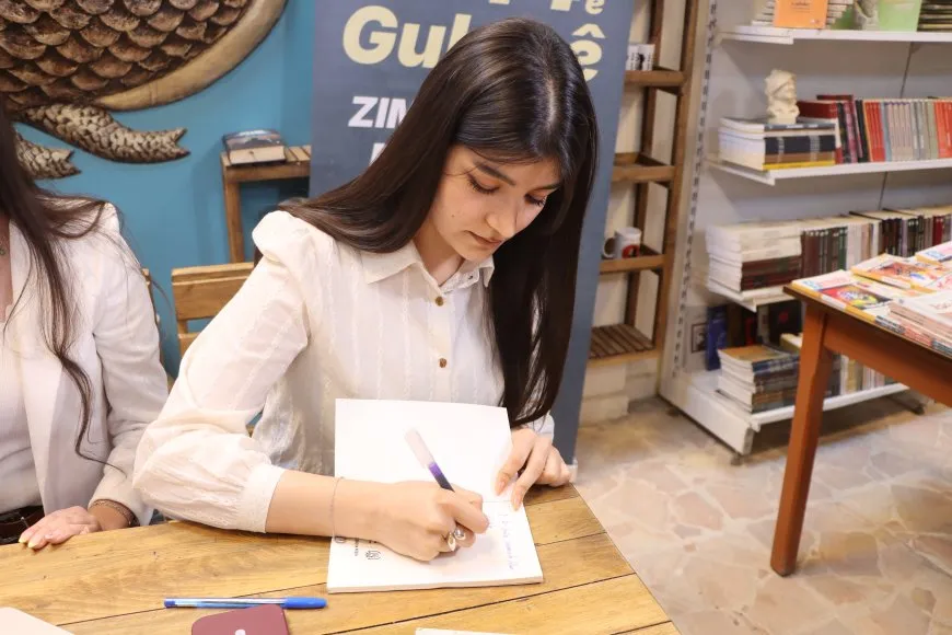 توقيع كتاب " Pencereya Pêşîn" ضمن فعاليات معرض الكتب الكردية