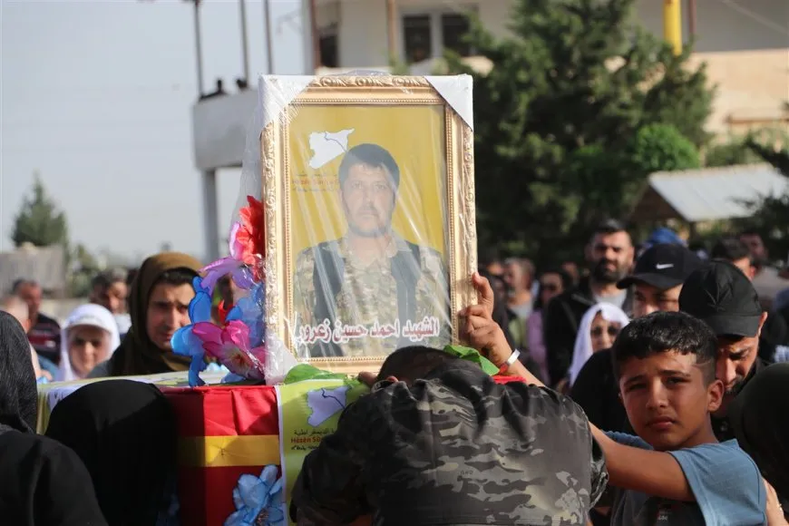 تشييع جثمان مقاتل من قسد في الحسكة