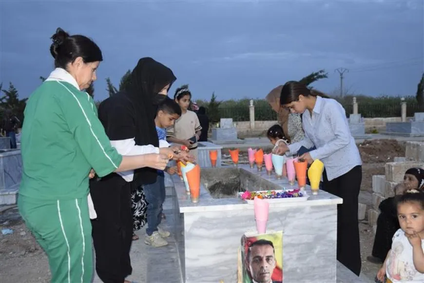إشعال الشموع على أضرحة الشهداء بمناسبة يوم اللغة الكردية