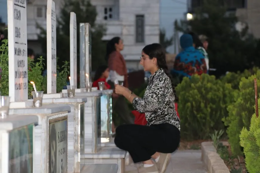 إشعال الشموع على أضرحة الشهداء في روج آفا بمناسبة يوم الشهداء