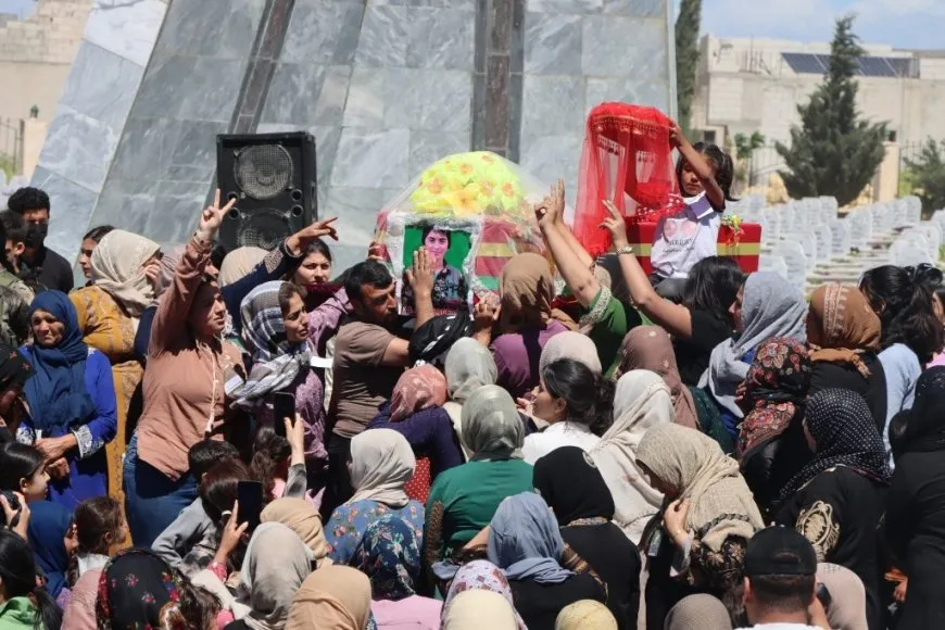 تشييع جثمان مقاتلة من وحدات حماية المرأة في كوباني 