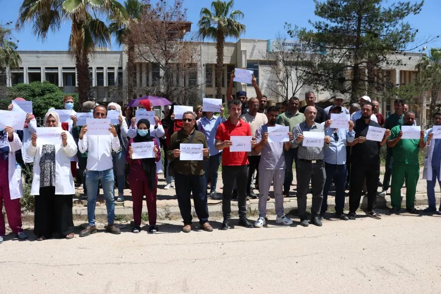 العاملون في القطاع الصحي بقامشلو يحتجون على قرار التمييز في رفع الرواتب