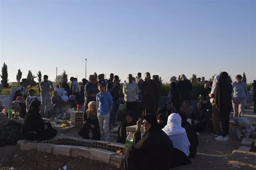 أهالي مدن الجزيرة وكوباني يحيون أول أيام العيد بزيارة مزارات الشهداء