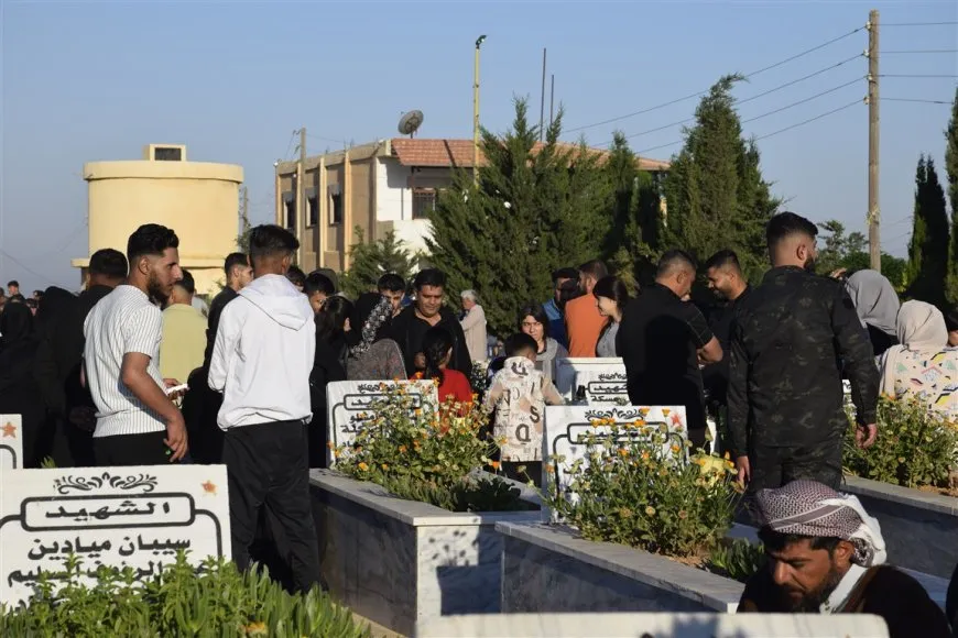 أهالي مدن الجزيرة وكوباني يحيون أول أيام العيد بزيارة مزارات الشهداء