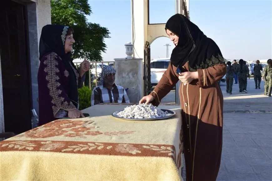 أهالي مدن الجزيرة وكوباني يحيون أول أيام العيد بزيارة مزارات الشهداء