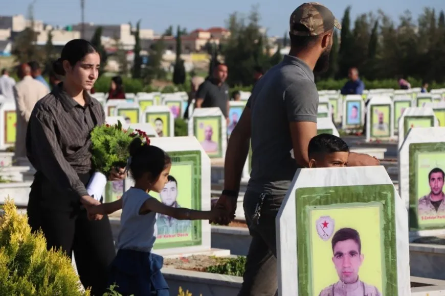 أهالي مدن الجزيرة وكوباني يحيون أول أيام العيد بزيارة مزارات الشهداء
