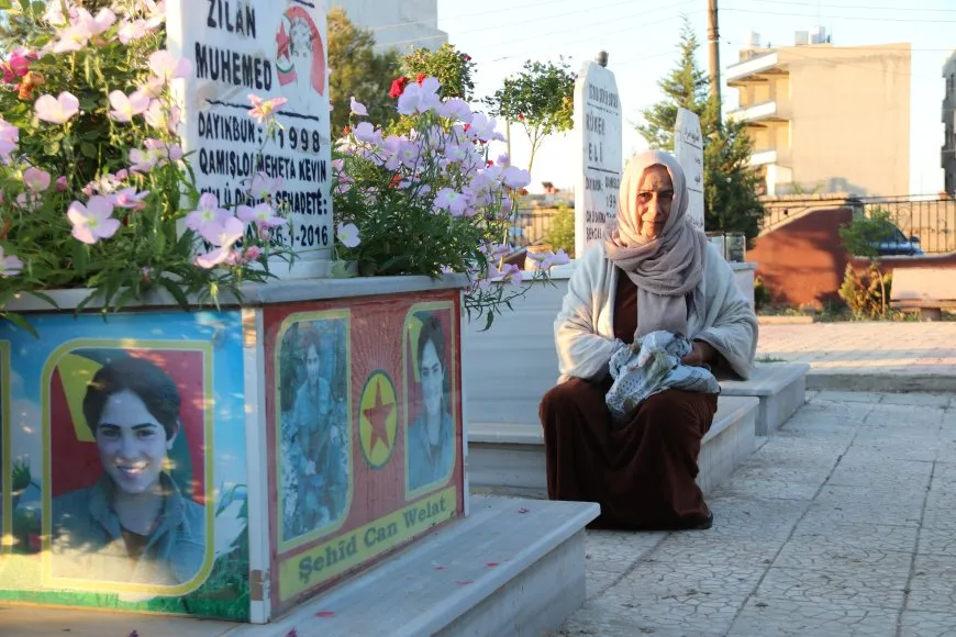 أهالي مدن الجزيرة وكوباني يحيون أول أيام العيد بزيارة مزارات الشهداء