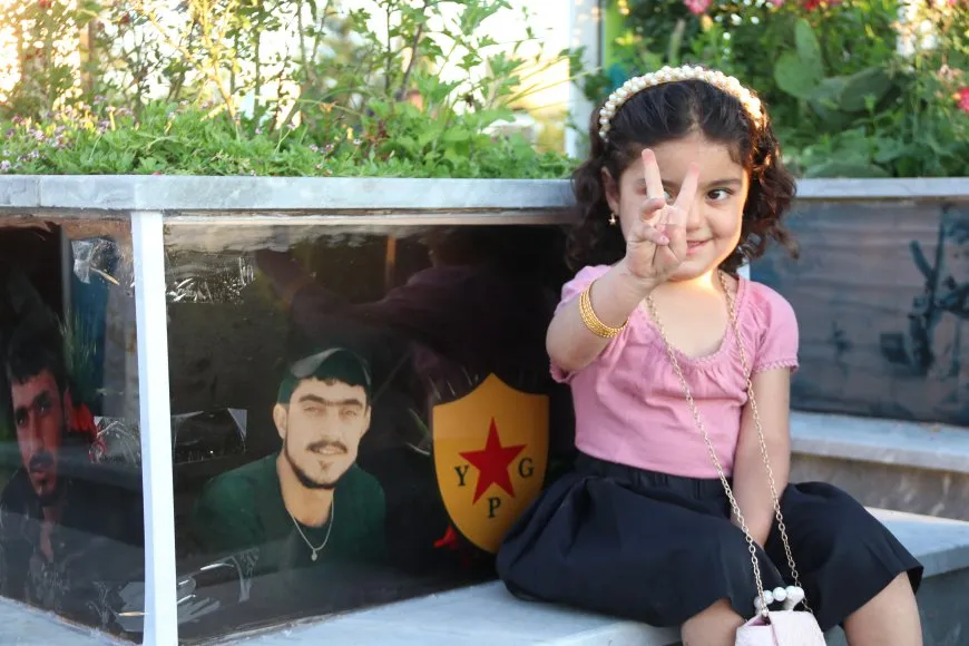أهالي مدن الجزيرة وكوباني يحيون أول أيام العيد بزيارة مزارات الشهداء