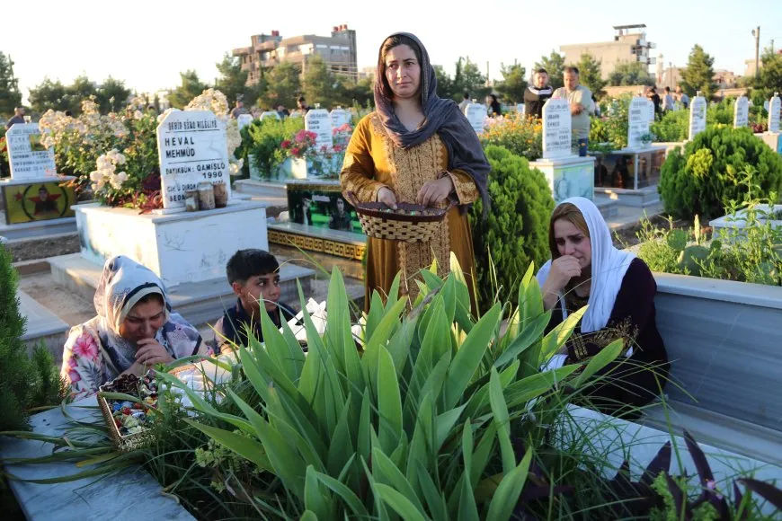 أهالي مدن الجزيرة وكوباني يحيون أول أيام العيد بزيارة مزارات الشهداء