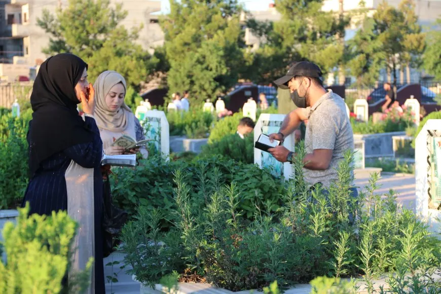 أهالي مدن الجزيرة وكوباني يحيون أول أيام العيد بزيارة مزارات الشهداء