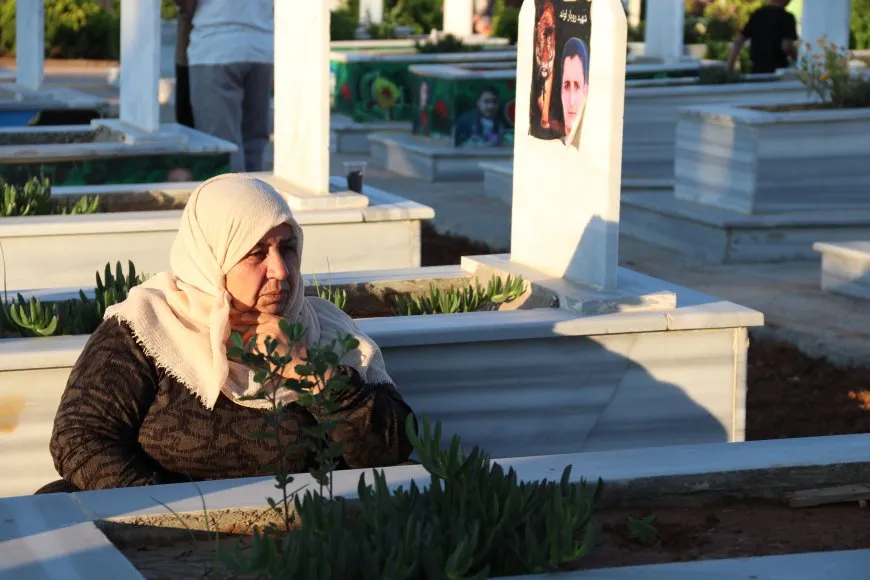 أهالي مدن الجزيرة وكوباني يحيون أول أيام العيد بزيارة مزارات الشهداء