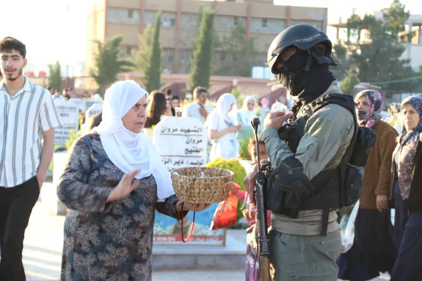 أهالي مدن الجزيرة وكوباني يحيون أول أيام العيد بزيارة مزارات الشهداء