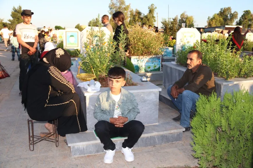 أهالي مدن الجزيرة وكوباني يحيون أول أيام العيد بزيارة مزارات الشهداء