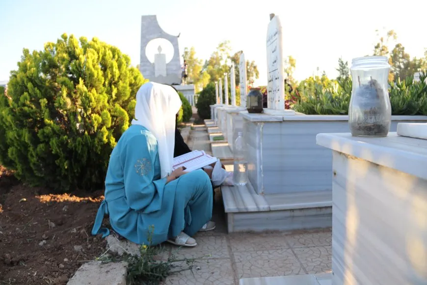 أهالي مدن الجزيرة وكوباني يحيون أول أيام العيد بزيارة مزارات الشهداء
