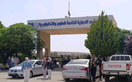 احتجاج للكوادر التعليمية في جامعة الرشيد لعدم صرف مستحقاتهم المالية