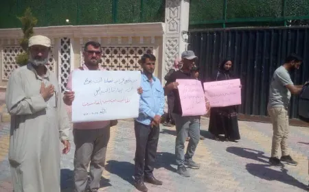 وقفة احتجاجية لموظفين مفصولين في الرقة للمطالبة بإعادتهم إلى العمل