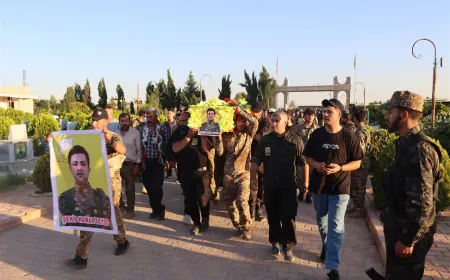 تشييع جثمان مقاتل من قوات سوريا الديمقراطية في ديرك