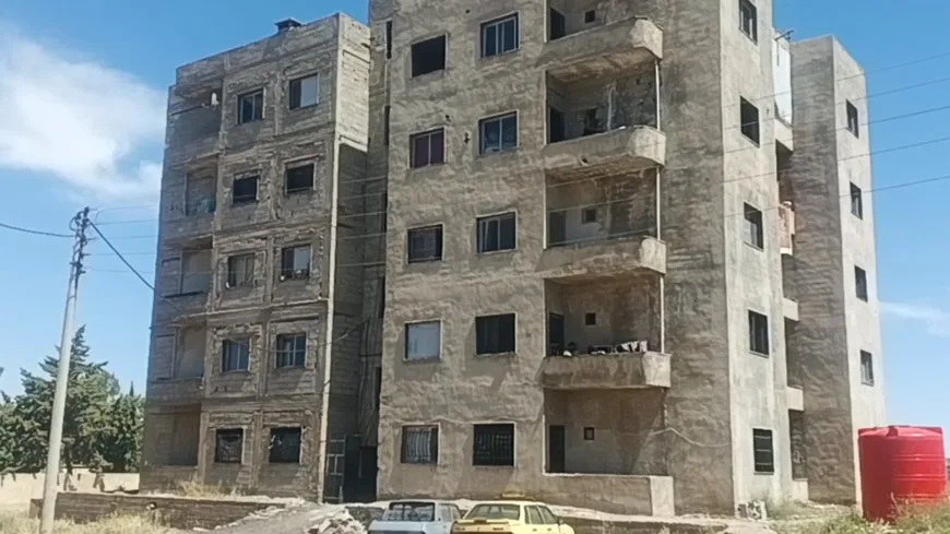 معاناة المهجرين في مساكن الجاهزية بالسويداء تتفاقم وسط نقص الخدمات