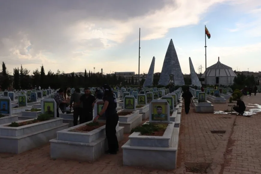 بمناسبة يوم البيئة العالمي.. زراعة الورود على أضرحة الشهداء في كوباني