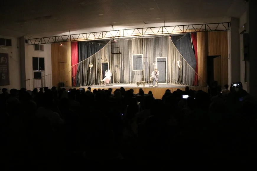 عرض مسرحي في قامشلو بعنوان: "نعتذر لن نفهم ما سيحدث"