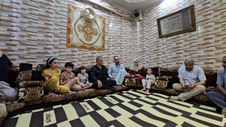 نائب قائد قوى الأمن الداخلي في الحسكة يزور عدداً من الأسر الكردية في الرقة