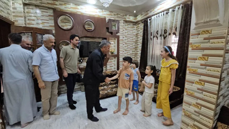 نائب قائد قوى الأمن الداخلي في الحسكة يزور عدداً من الأسر الكردية في الرقة