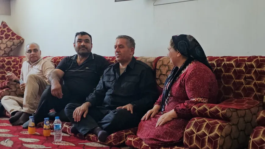 نائب قائد قوى الأمن الداخلي في الحسكة يزور عدداً من الأسر الكردية في الرقة