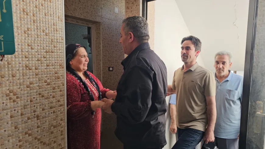 نائب قائد قوى الأمن الداخلي في الحسكة يزور عدداً من الأسر الكردية في الرقة