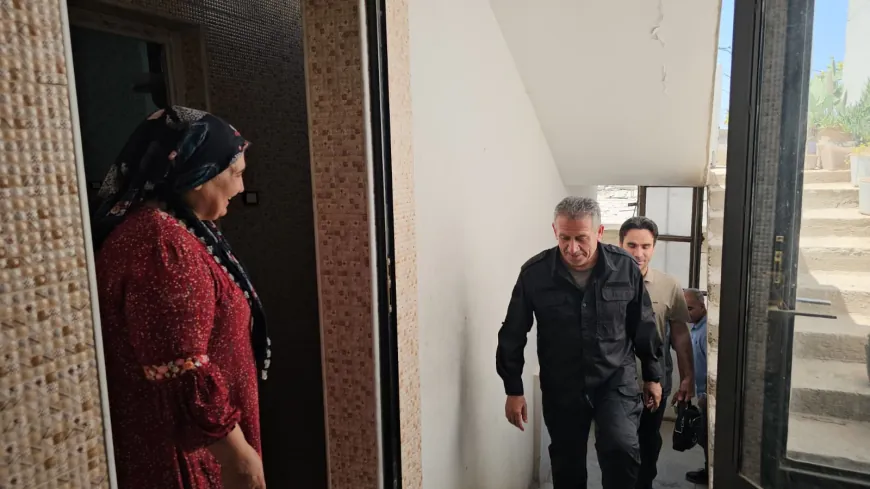 نائب قائد قوى الأمن الداخلي في الحسكة يزور عدداً من الأسر الكردية في الرقة